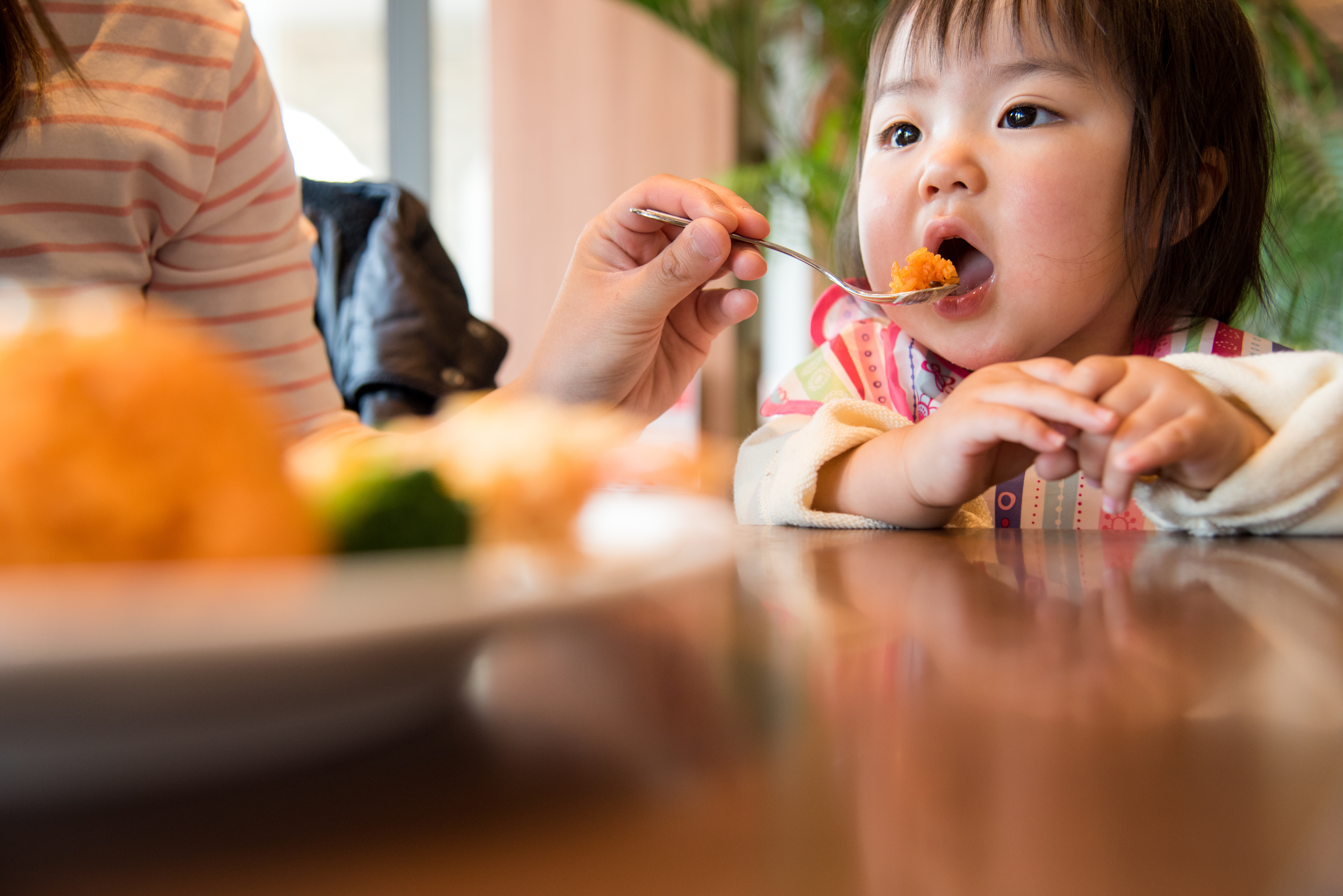 ご飯を食べるこども